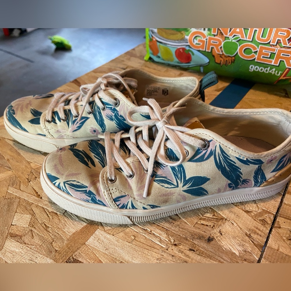 TOMS shoes, floral/tropical print size 8